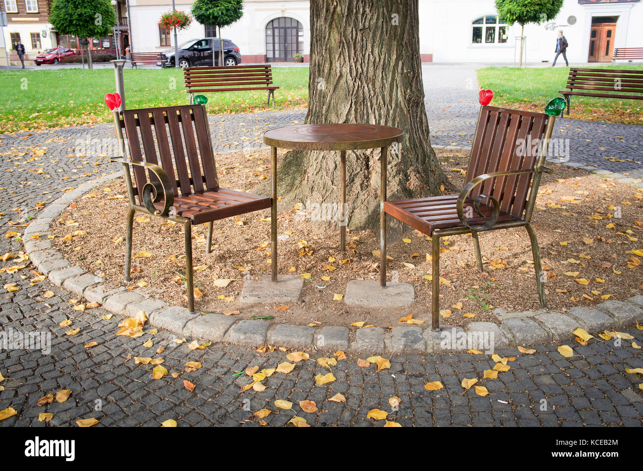 Le banc du dissident devenu président Vaclav Havel (1936-2011) en République tchèque, conçu par l'architecte et son ami Borek Sipek, a été dévoilé sur la place Namesti Miru, Novy Bor, République tchèque, le 19 novembre 2014. Le banc Vaclav Havel, commémorant le premier président postcommuniste tchécoslovaque Vaclav Havel, a été dévoilé comme un lieu de repos. Banque D'Images