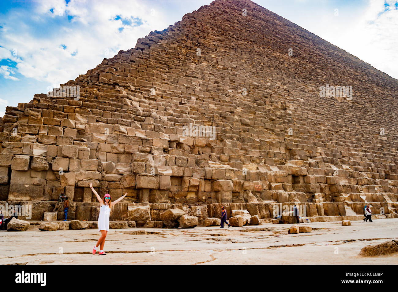 Egypt pyramid girl Banque de photographies et d'images à haute résolution -  Alamy