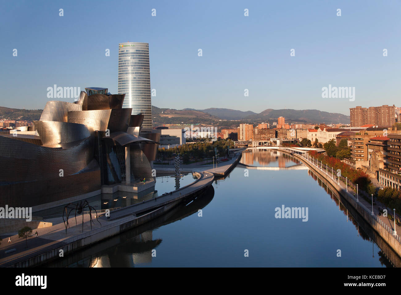 Vue depuis le pont Puente de La Salve le long de la rivière Nervión passé le bâtiment vers l'ouest Guggenheim de Bilbao au lever du soleil, Bilbao, Biscaye, Sp Banque D'Images