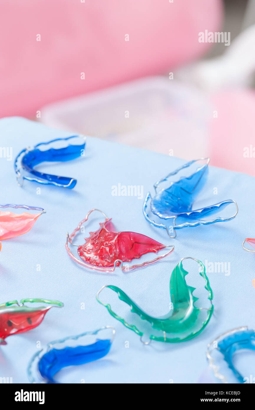 Appareil dentaire ou les dents arrêtoirs sur table dans une clinique dentaire. Soins dentaires et embellir concept Banque D'Images