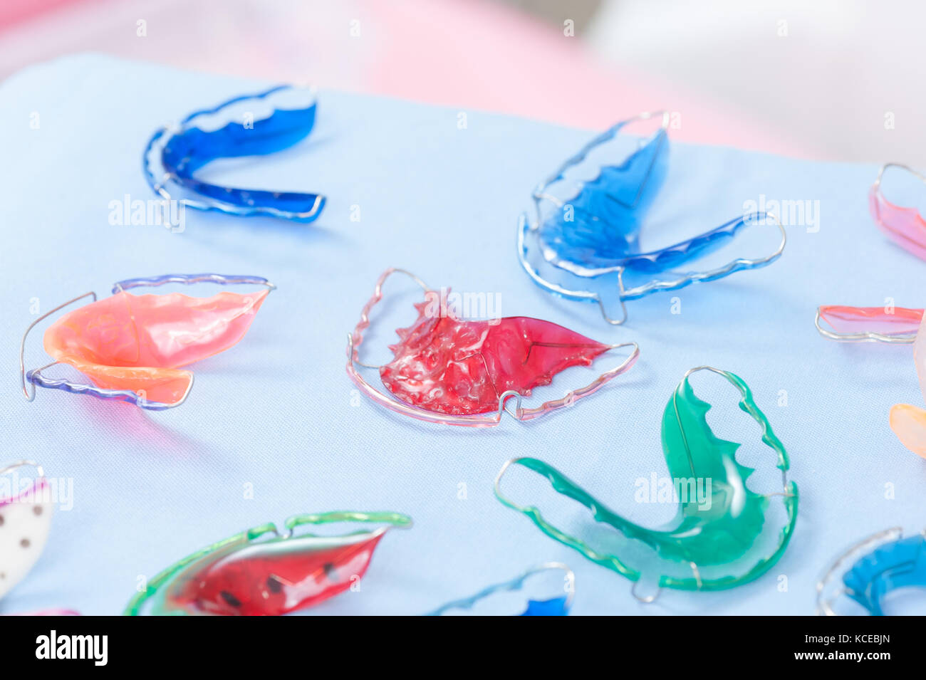 Appareil dentaire ou les dents arrêtoirs sur table dans une clinique dentaire. Soins dentaires et embellir concept Banque D'Images