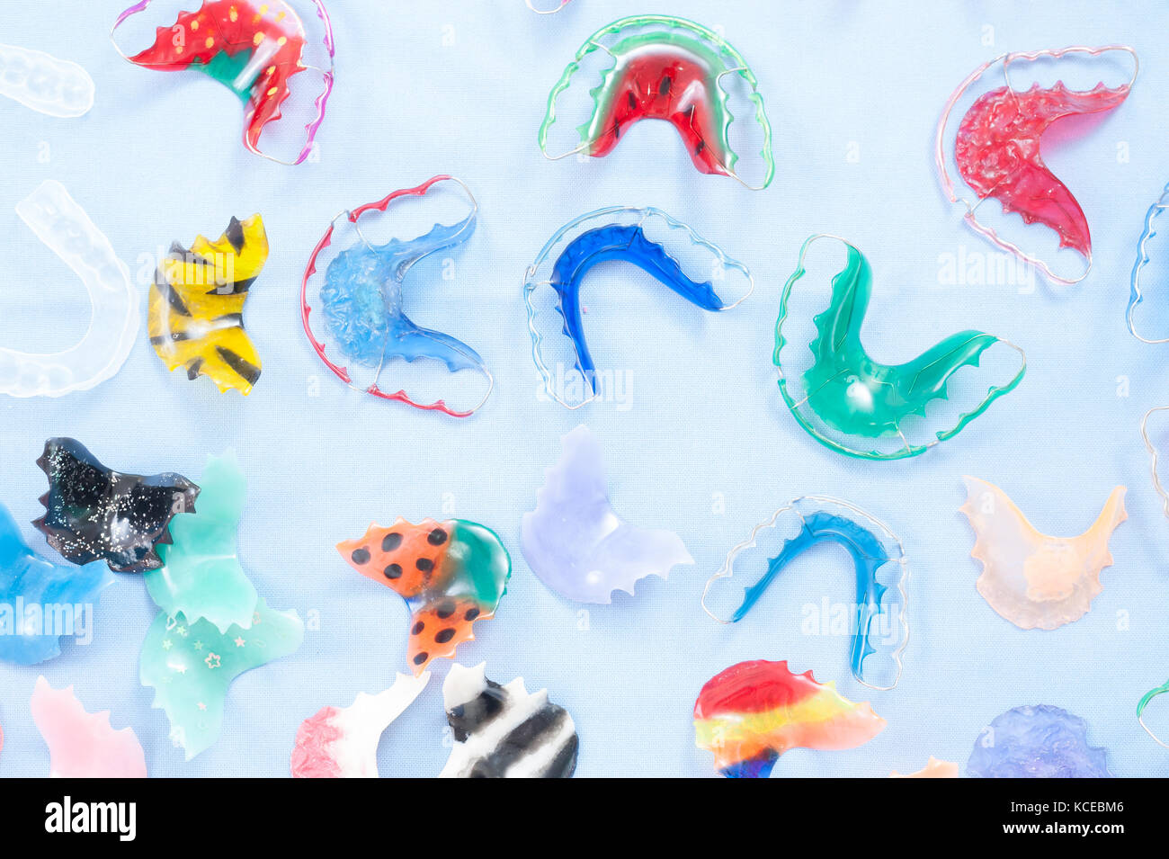 Appareil dentaire ou les dents arrêtoirs sur table dans une clinique dentaire. Soins dentaires et embellir concept Banque D'Images