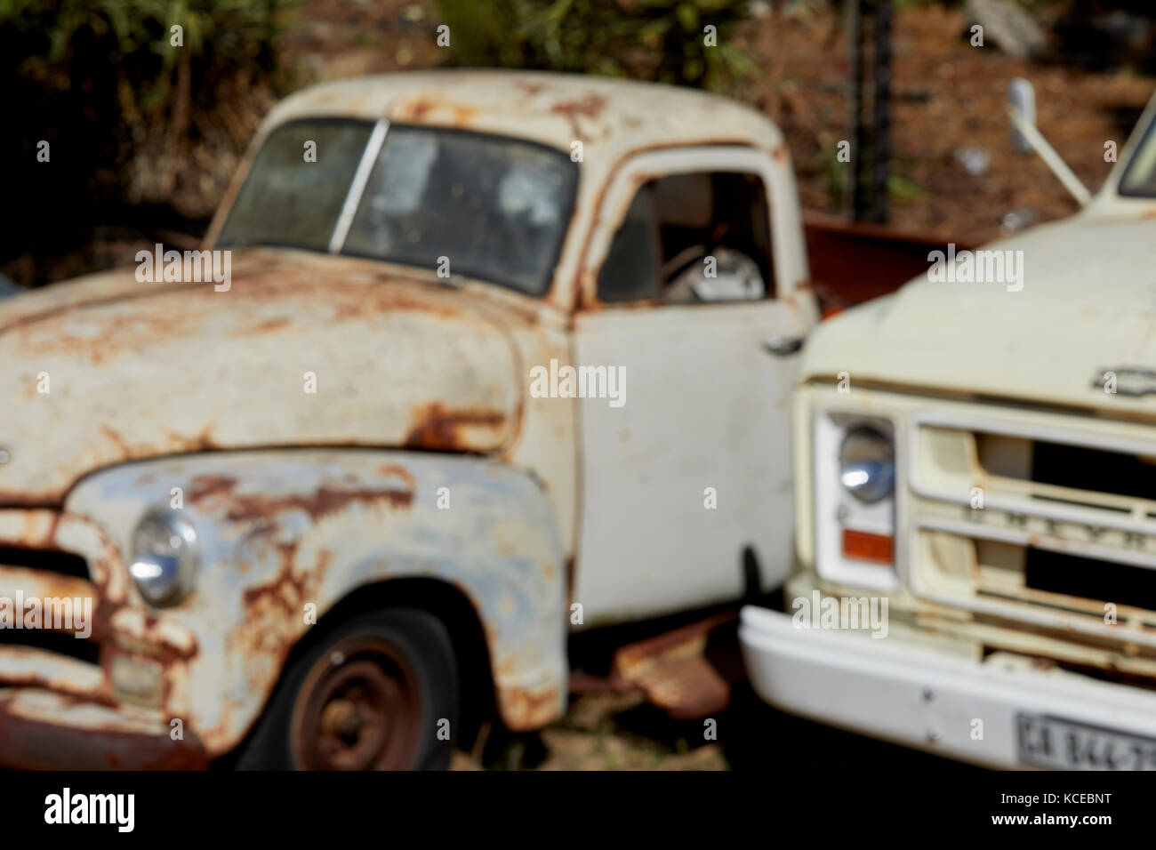 Old rusty classic van dans un parc à ferrailles Banque D'Images