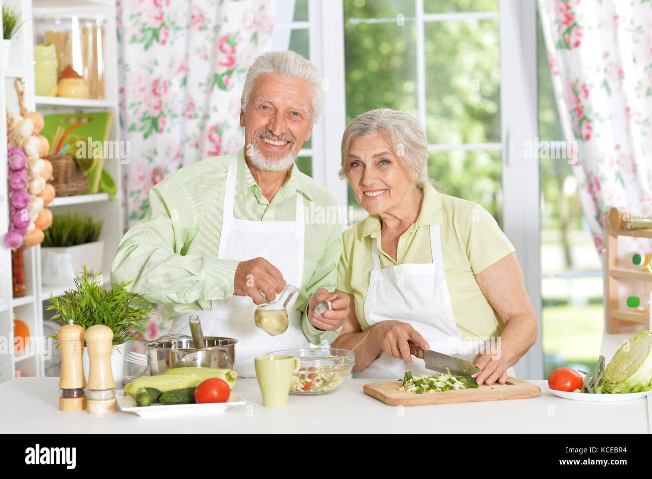 Couple à préparer le dîner Banque D'Images