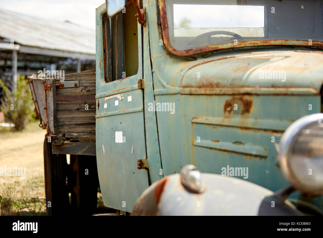 Old rusty green truck avec côtés en bois Banque D'Images
