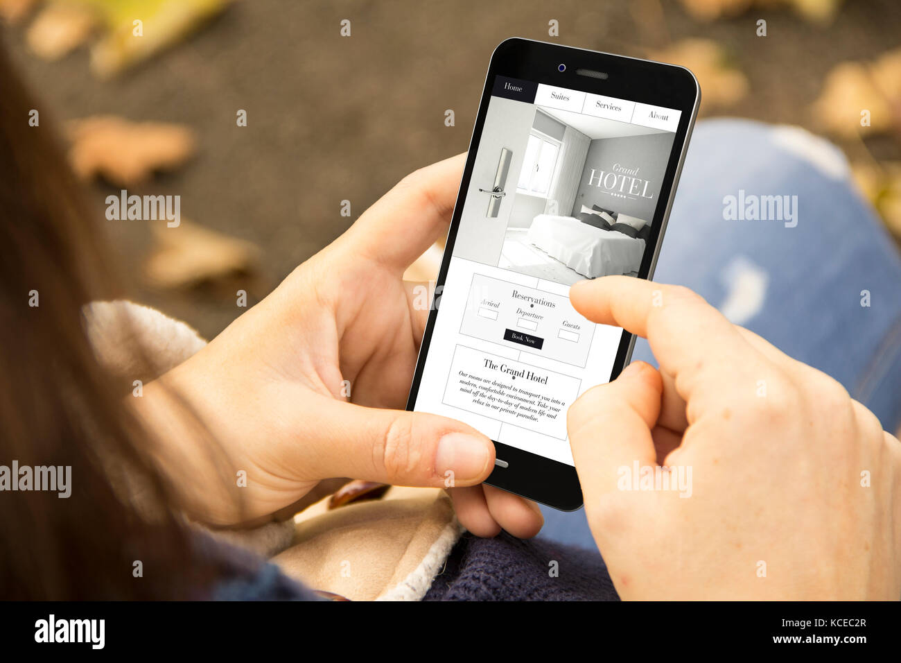 Concept design mobile : un smartphone 3D généré avec site de l'hôtel à l'écran. graphiques sur écran sont constitués. Banque D'Images