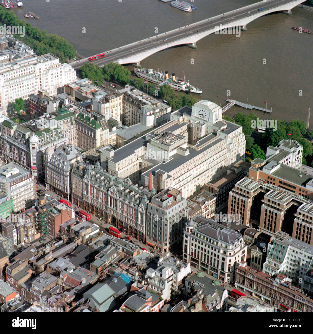 Le Strand et le remblai, Westminster, Londres. au centre de cette photographie aérienne est-shell mex house, dont une partie a été une fois le Cecil Hotel Banque D'Images