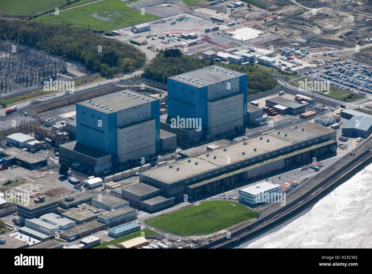 Une centrale nucléaire de Hinkley Point, dans le Somerset. Les deux bâtiments principaux réacteurs magnox chacun installé. La centrale a été arrêté en 1999 et est cu Banque D'Images