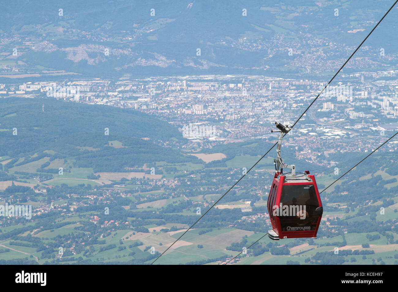 CHAMROUSSE, FRANCE, 17 JUILLET 2014 : téléphérique de Chamrousse dans la ville de Grenoble. Chamrousse est un village de ski bien connu et le plus proche de Grenoble c Banque D'Images