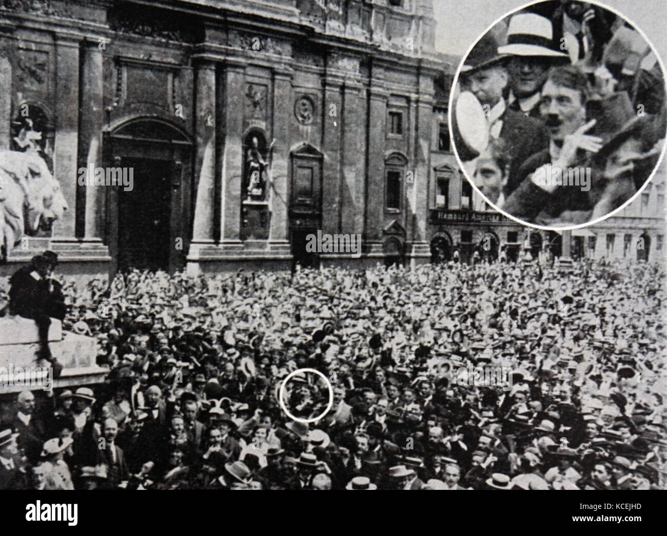 Photo montrant Adolf Hitler dans une foule, prises par le photographe Munich Heinrich Hoffmann, lors d'un rassemblement à l'appui de la guerre contre la Russie dans l'Odeonsplatz à Munich le 2 août 1914. Adolf Hitler (1889 - 1945) chef du parti nazi, chancelier de l'Allemagne de 1933 à 1945 Banque D'Images