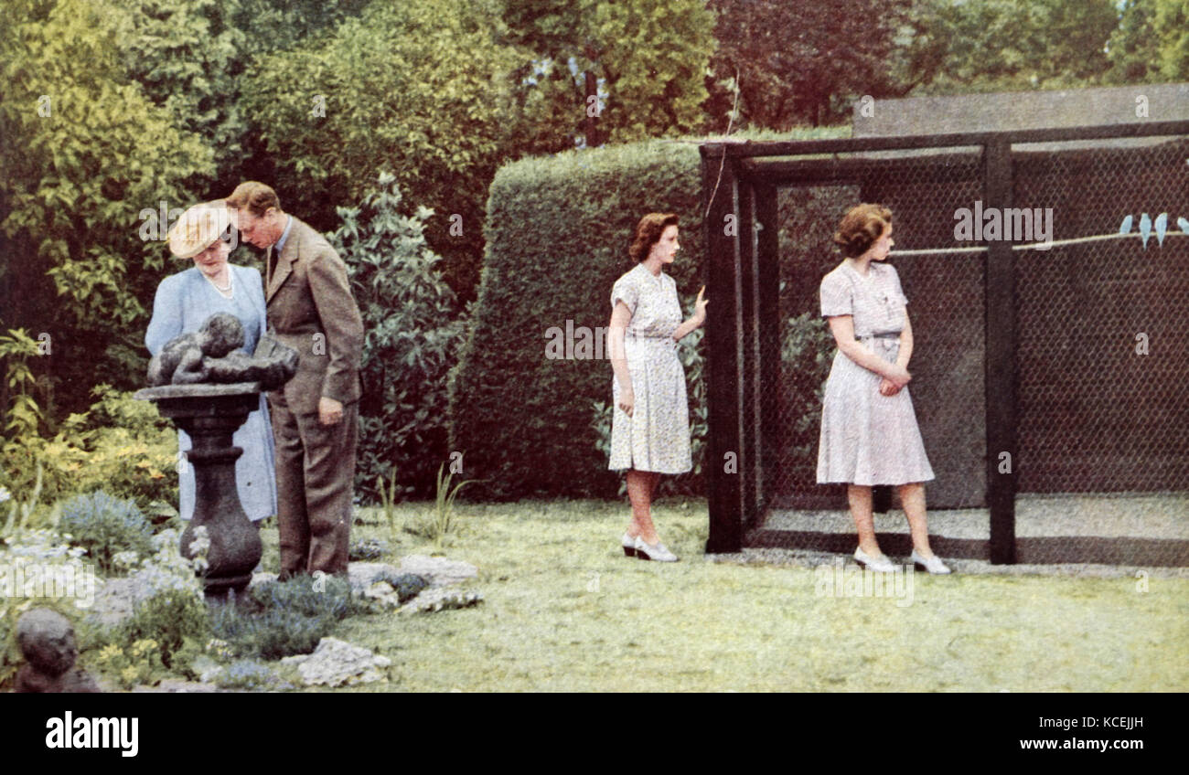 Le roi George VI avec la reine Elizabeth et leurs filles Elizabeth ...