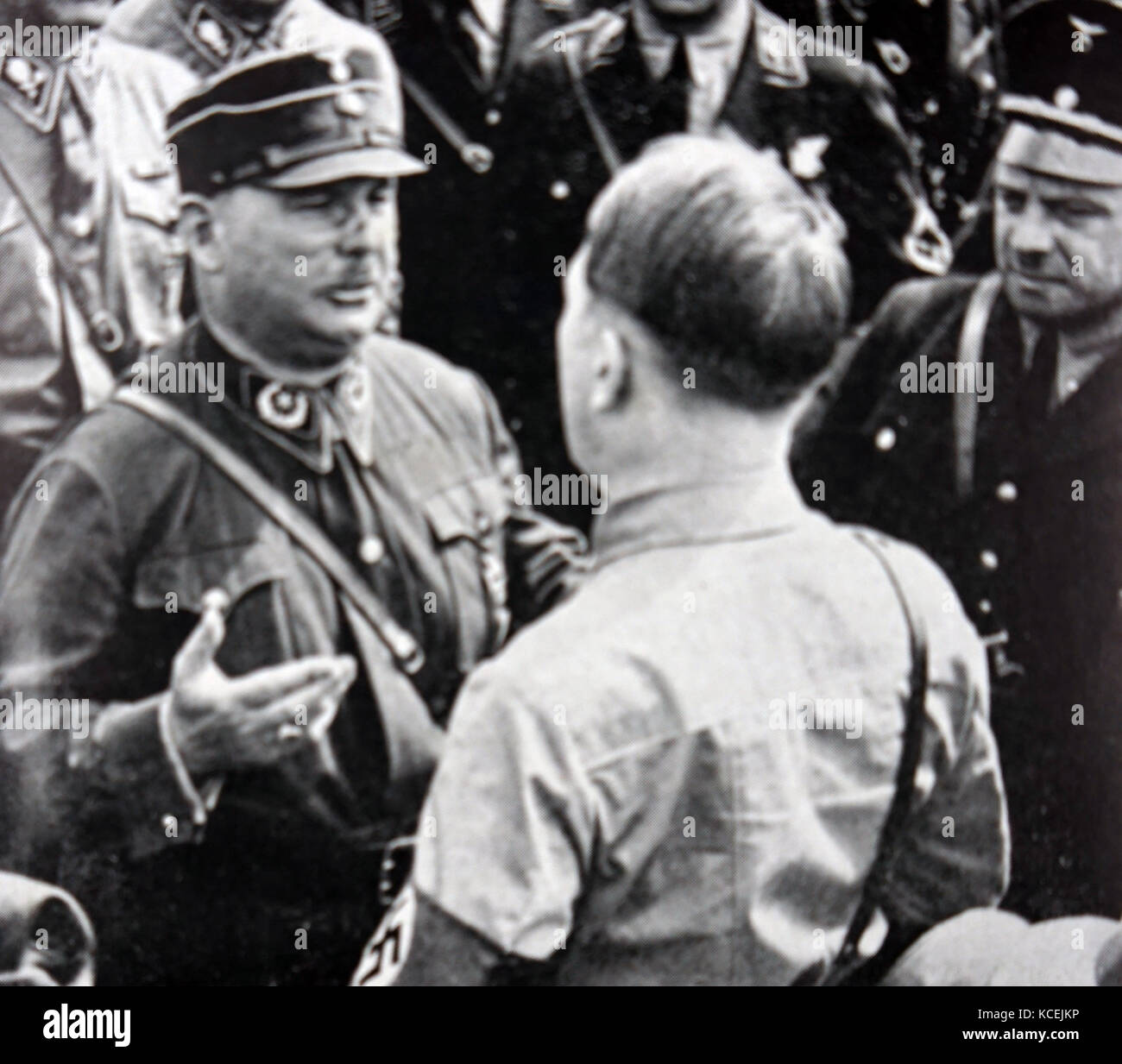 1933. Ernst Rohm (à gauche) parle avec Adolf Hitler (1889 - 1945) Le leader du parti nazi. Ernst Rohm (1887 - 1934) était un officier militaire et membre fondateur du parti nazi. Il était un ami proche et au début de l'allié d'Adolf Hitler. En 1934, il a été exécuté pendant la nuit des longs couteaux. Banque D'Images