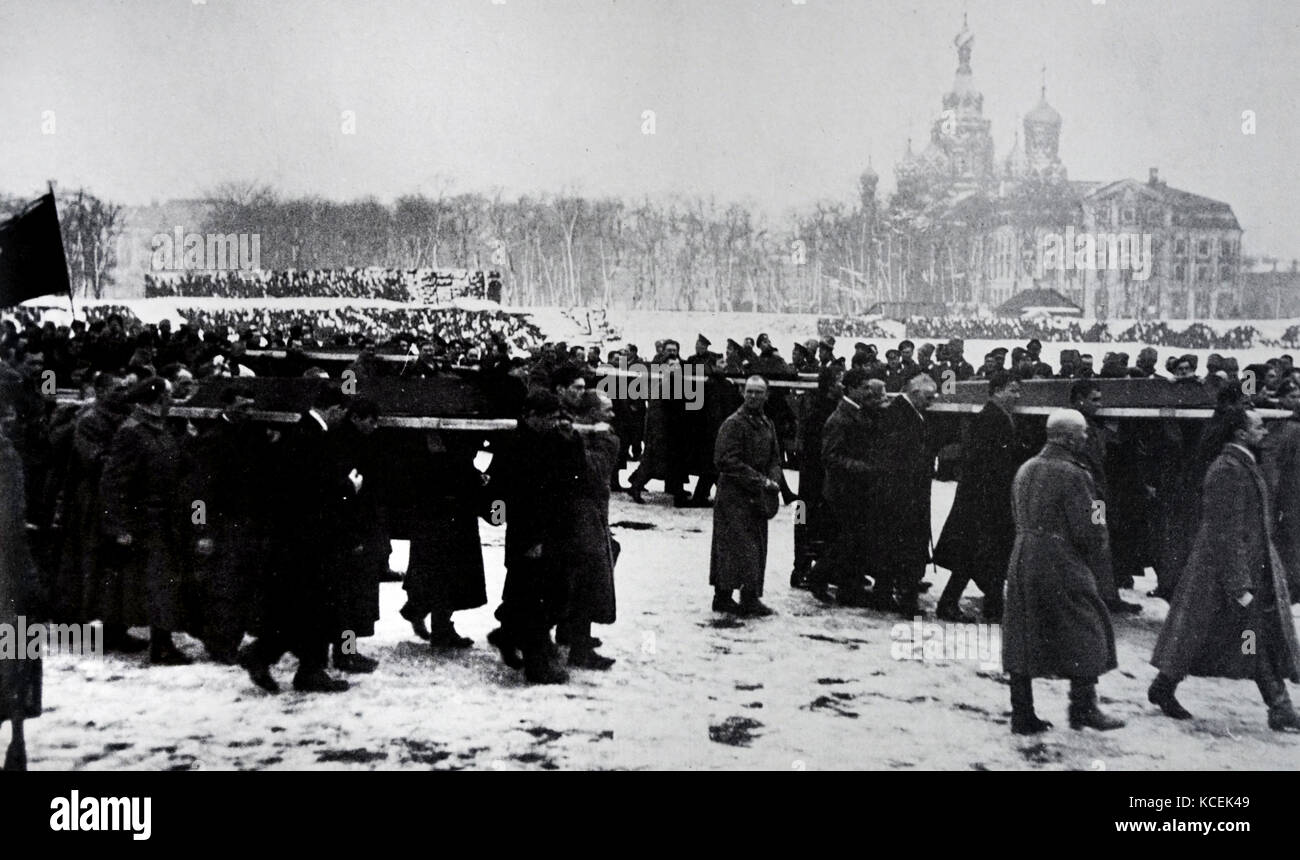 Photographie prise lors des funérailles des victimes du massacre le Dimanche sanglant à Petrograd. En date du 20e siècle Banque D'Images