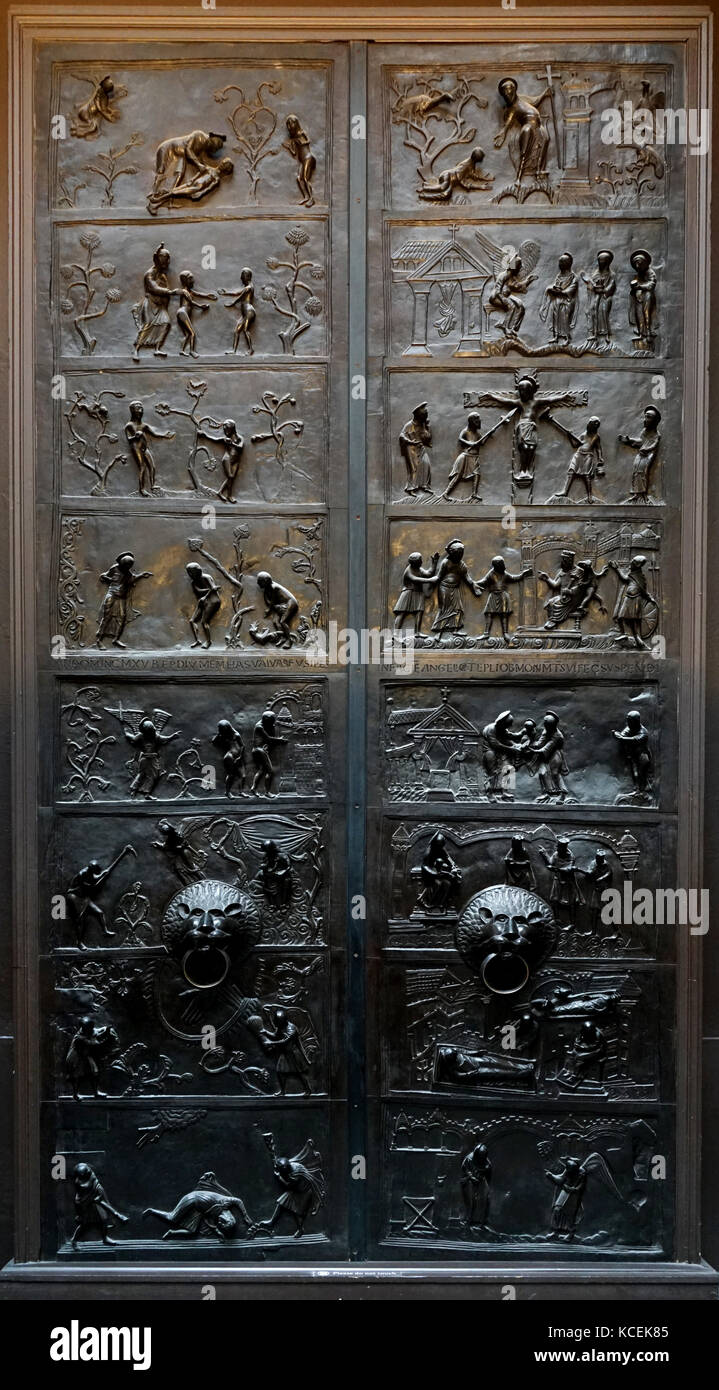 Portes en bronze représentant les histoires de la bible qui ont été effectuées à l'ordre de Saint Bernward, évêque de Hildesheim. En date du 11e siècle Banque D'Images