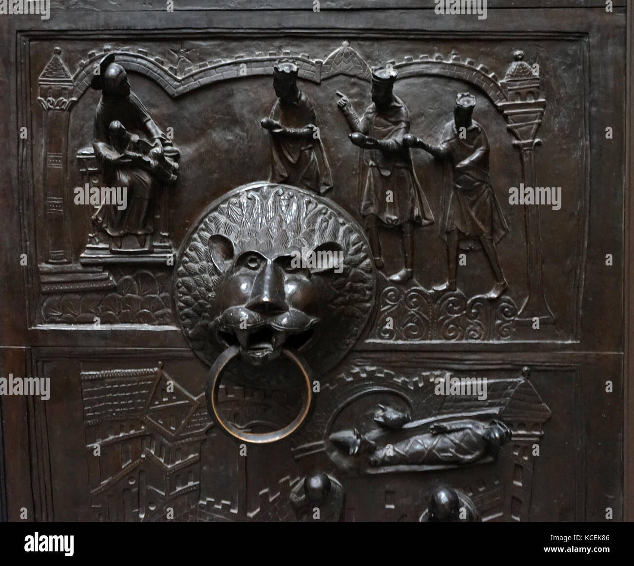 Portes en bronze représentant les histoires de la bible qui ont été effectuées à l'ordre de Saint Bernward, évêque de Hildesheim. En date du 11e siècle Banque D'Images