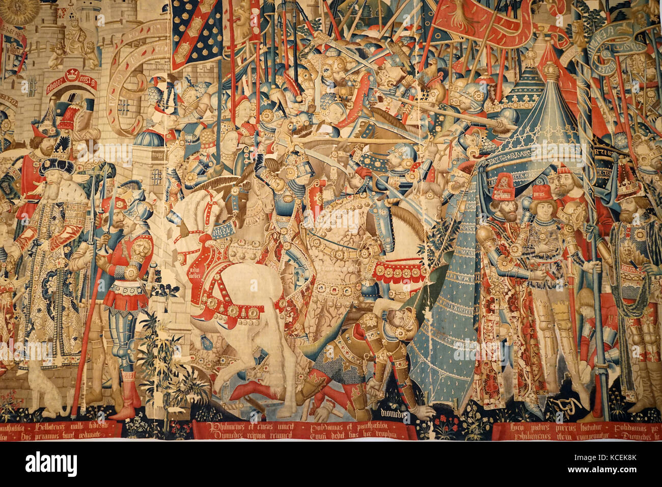 Détail d'une tapisserie représentant des scènes de la guerre de Troie. Les jeunes imberbes est le fils du guerrier grec Achille, Pyrrhus. En date du 15e siècle Banque D'Images