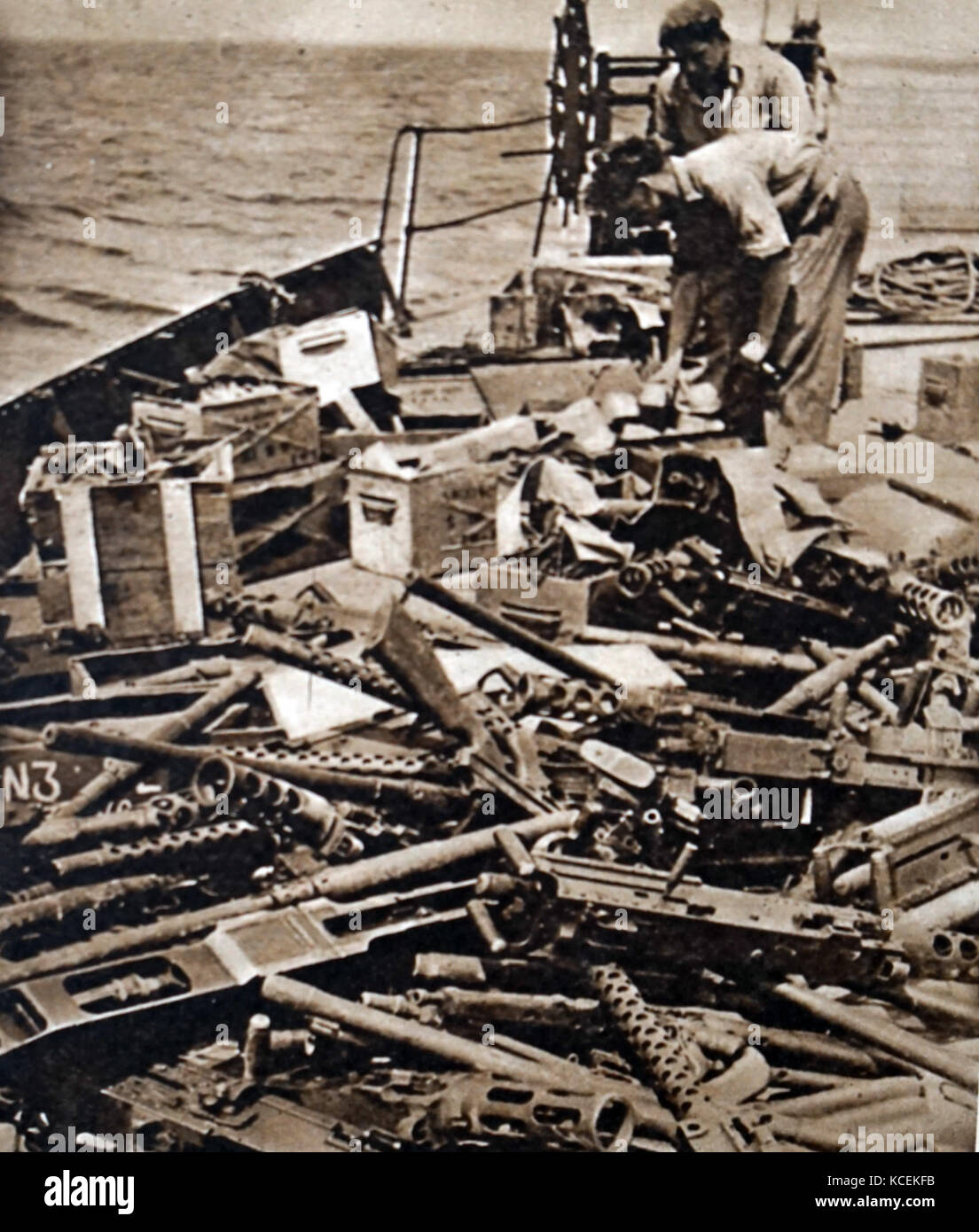Photographie de magasins militaires britanniques obsolètes sont déversés dans la mer. Photographie prise lors de la guerre israélienne de l'indépendance. En date du 20e siècle Banque D'Images