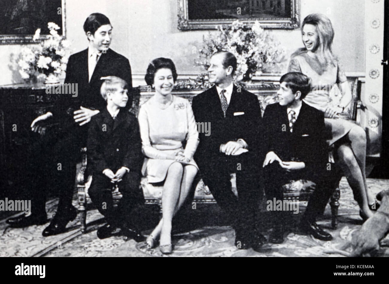 Photographie de la reine Elizabeth II (1926-) et le Prince Philip, duc d'Édimbourg (1921) sur leurs noces d'argent. Également sur la photo est le Prince Charles et de l'île. En date du 20e siècle Banque D'Images
