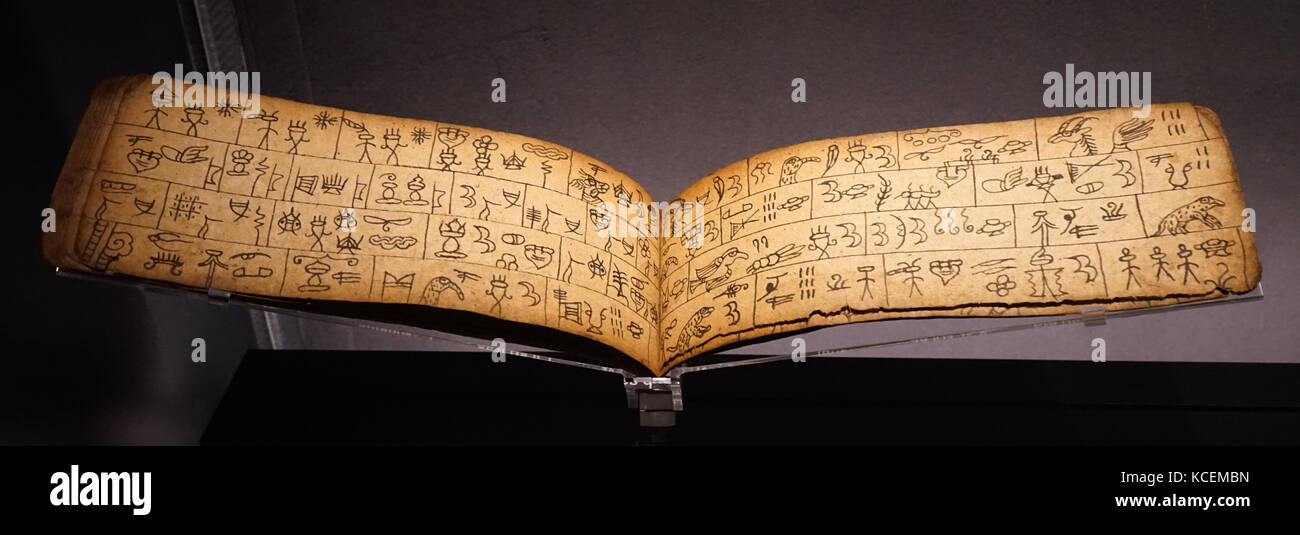 Des pages d'un manuscrit Naxi. Le manuscrit montre les deux et Naxi syllabique Euroraum geba. Depuis le sud-ouest de la Chine. En date du 11e siècle avant J.-C. Banque D'Images