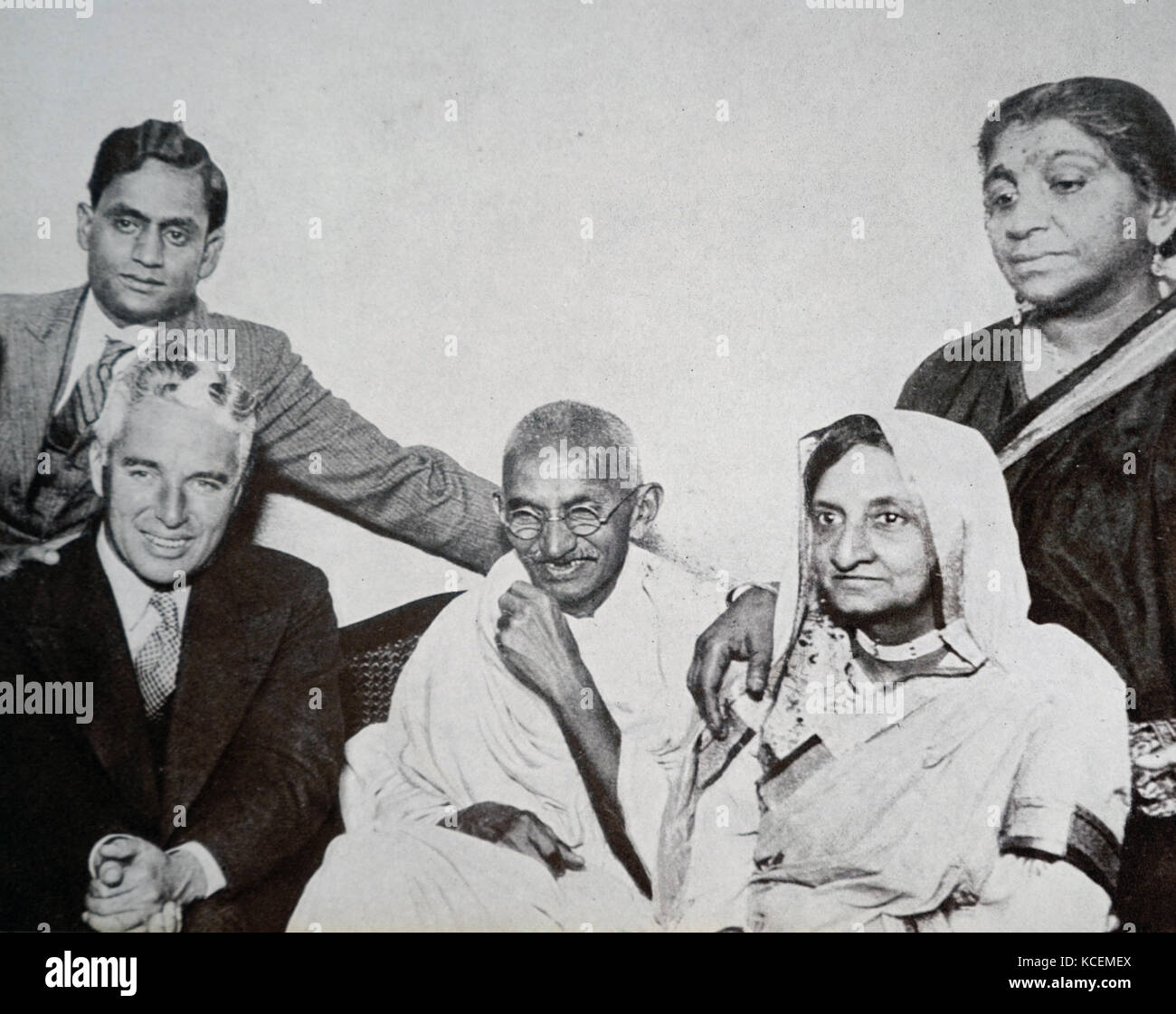 Mahatma Gandhi avec Charlie Chaplin le film actor (assis, à gauche) et Sarojini Naidu (debout, à droite) à Londres 1931 Mohandas Gandhi (1869 - 1948) était le principal leader de l'indépendance de l'Inde en mouvement a décidé de l'Inde. Banque D'Images