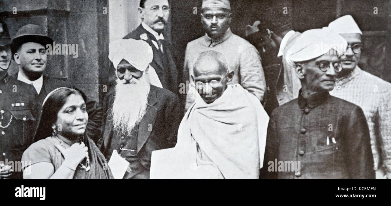 Mahatma Gandhi sur le chemin d'une session de la deuxième Conférence de la Table ronde sur l'Inde 1931 ; avec lui sont Sarojini Naidu, Prabhashankar Pattani, A. Rangaswami Mahadev Desai et Iyengar. Gandhi (1869 - 1948) était le principal leader de l'indépendance de l'Inde en mouvement a décidé de l'Inde Banque D'Images