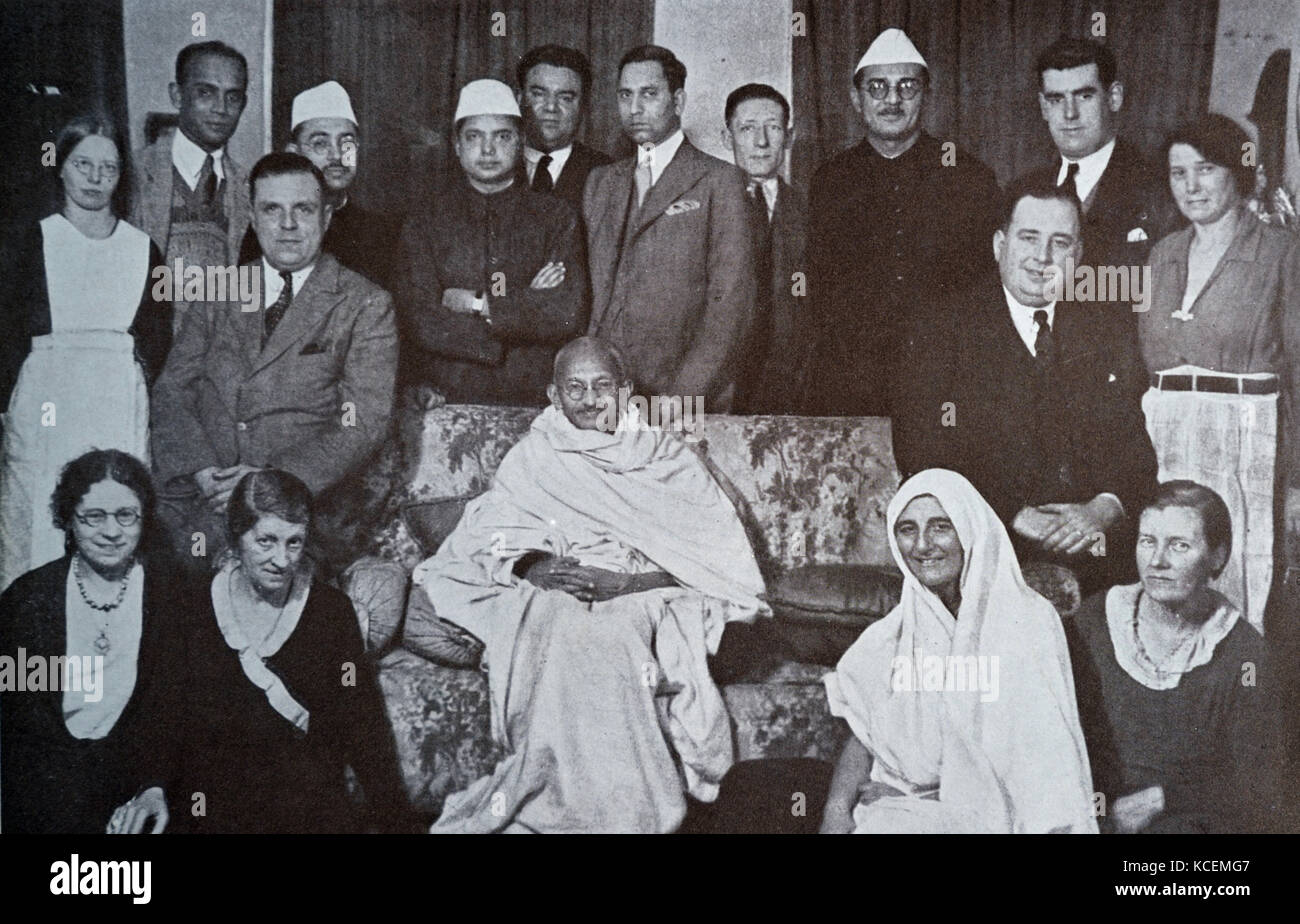 Mahatma Gandhi entouré de sympathisants dans une maison à Londres 1931. Assis à sa droite dans un sari, est son disciple Miraben. Mohandas Gandhi (1869 - 1948) était le principal leader de l'indépendance de l'Inde en mouvement a décidé de l'Inde Banque D'Images