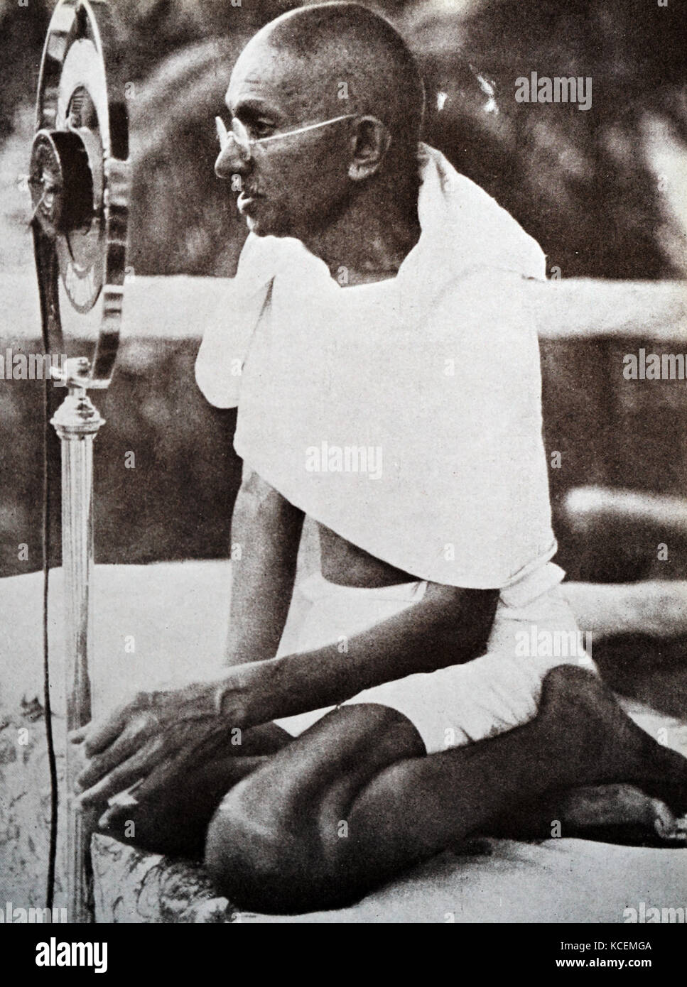 Mahatma Gandhi s'adresse à un rassemblement à Mumbai en utilisant un microphone radio, 1931. Mohandas Gandhi (1869 - 1948) était le principal leader de l'indépendance de l'Inde en mouvement a décidé de l'Inde Banque D'Images