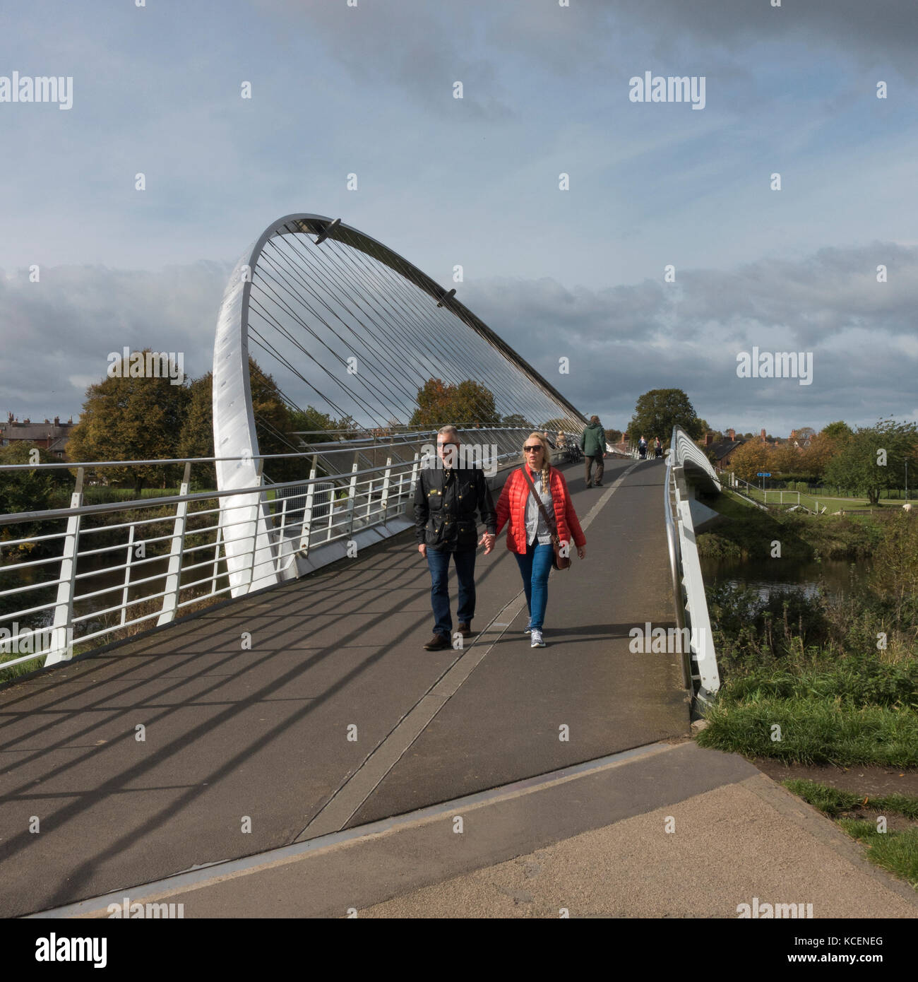 Sur une journée ensoleillée d'automne, vue de personnes marchant sur le Millennium Bridge, une passerelle moderne & piste cyclable sur la rivière Ouse, York, Angleterre, Royaume-Uni. Banque D'Images