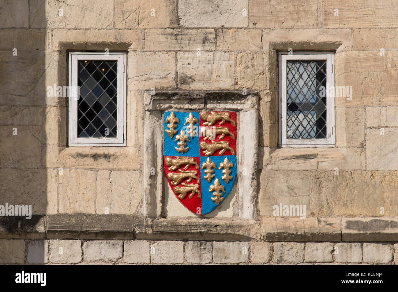 Close-up of colorful armoiries sur le mur extérieur de la ville historique de Walmgate Bar, l'un des points d'accès à la ville médiévale - Walmgate, York, Angleterre, Royaume-Uni. Banque D'Images