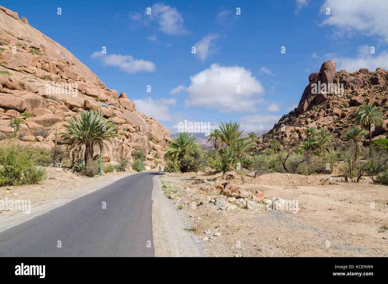 Beau paysage de montagne déserte avec voie menant à l'horizon, le Maroc, l'Afrique du Nord Banque D'Images