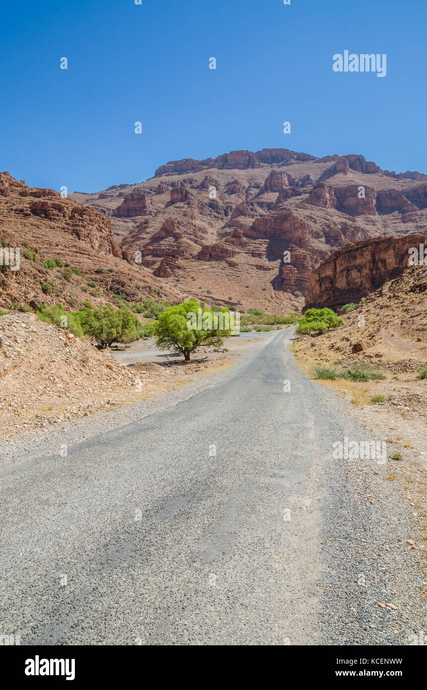 Beau paysage de montagne déserte avec voie menant à l'horizon, le Maroc, l'Afrique du Nord Banque D'Images