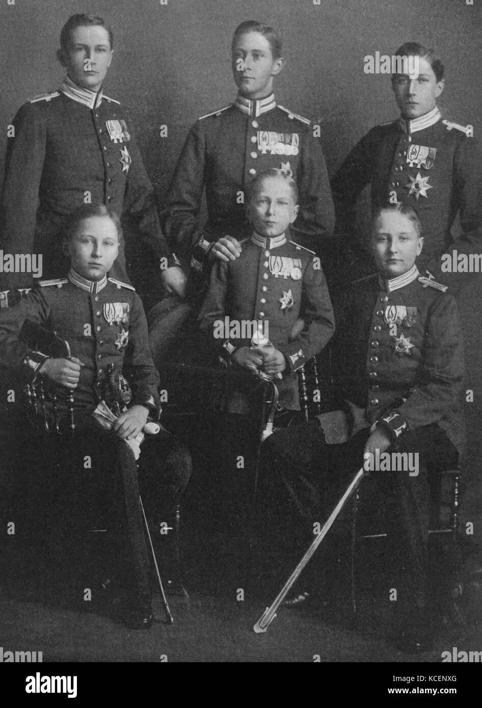 Photographie de l'empereur Guillaume II (fils de deuxième rangée (de gauche à droite) Prince Eitel Friedrich de Prusse (1883-1942), Wilhelm, Prince allemand (1882-1951), le Prince Adalbert de Prusse (1884-1948), (première rangée (de gauche à droite) Prince Oskar de Prusse (1888-1958), le Prince Joachim de Prusse (1890-1920) et Prince August Wilhelm de Prusse (1887-1949). En date du 20e siècle Banque D'Images