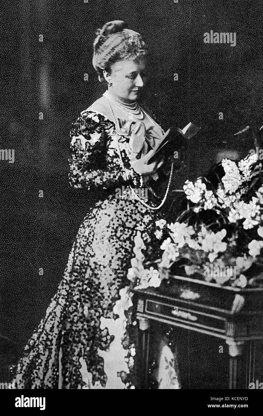 Photographie d'Augusta Victoria de Schleswig-Holstein (1858-1921) la première épouse de l'empereur Guillaume II (1859-1941) Roi de Prusse et l'empereur allemand. En date du 19e siècle Banque D'Images