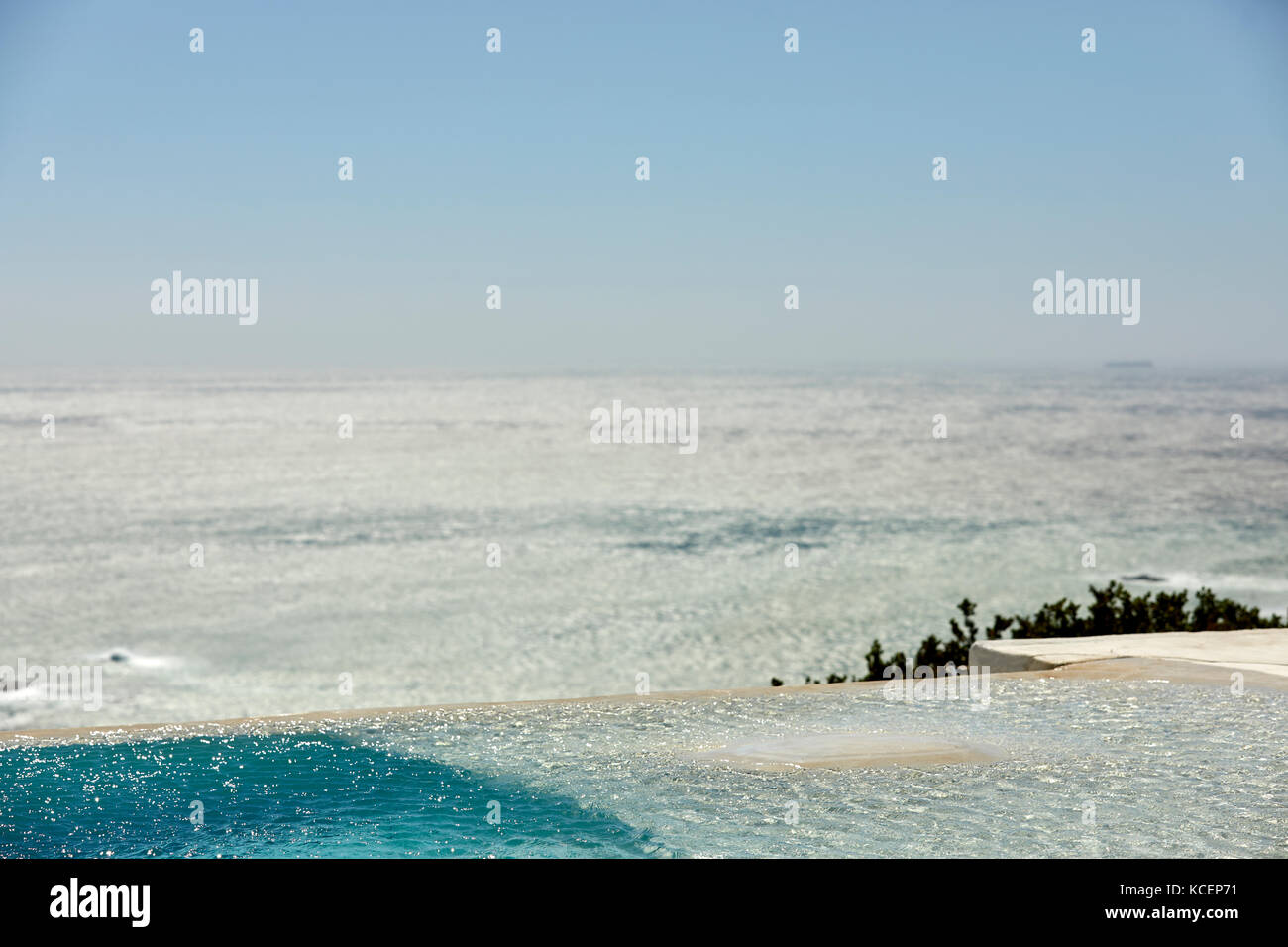 Piscine à débordement avec vue sur la mer Banque D'Images