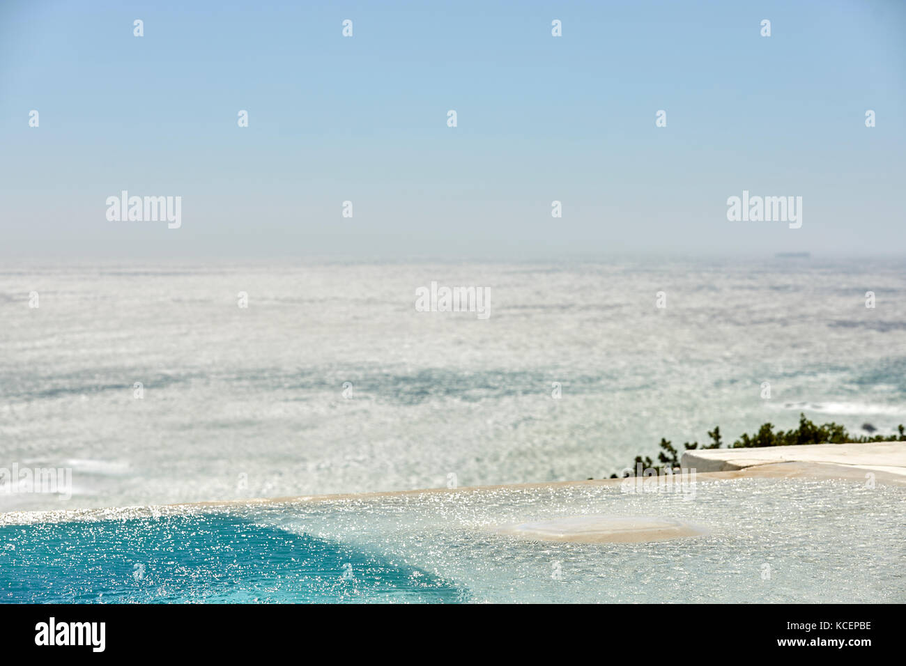 Piscine à débordement avec vue sur la mer Banque D'Images