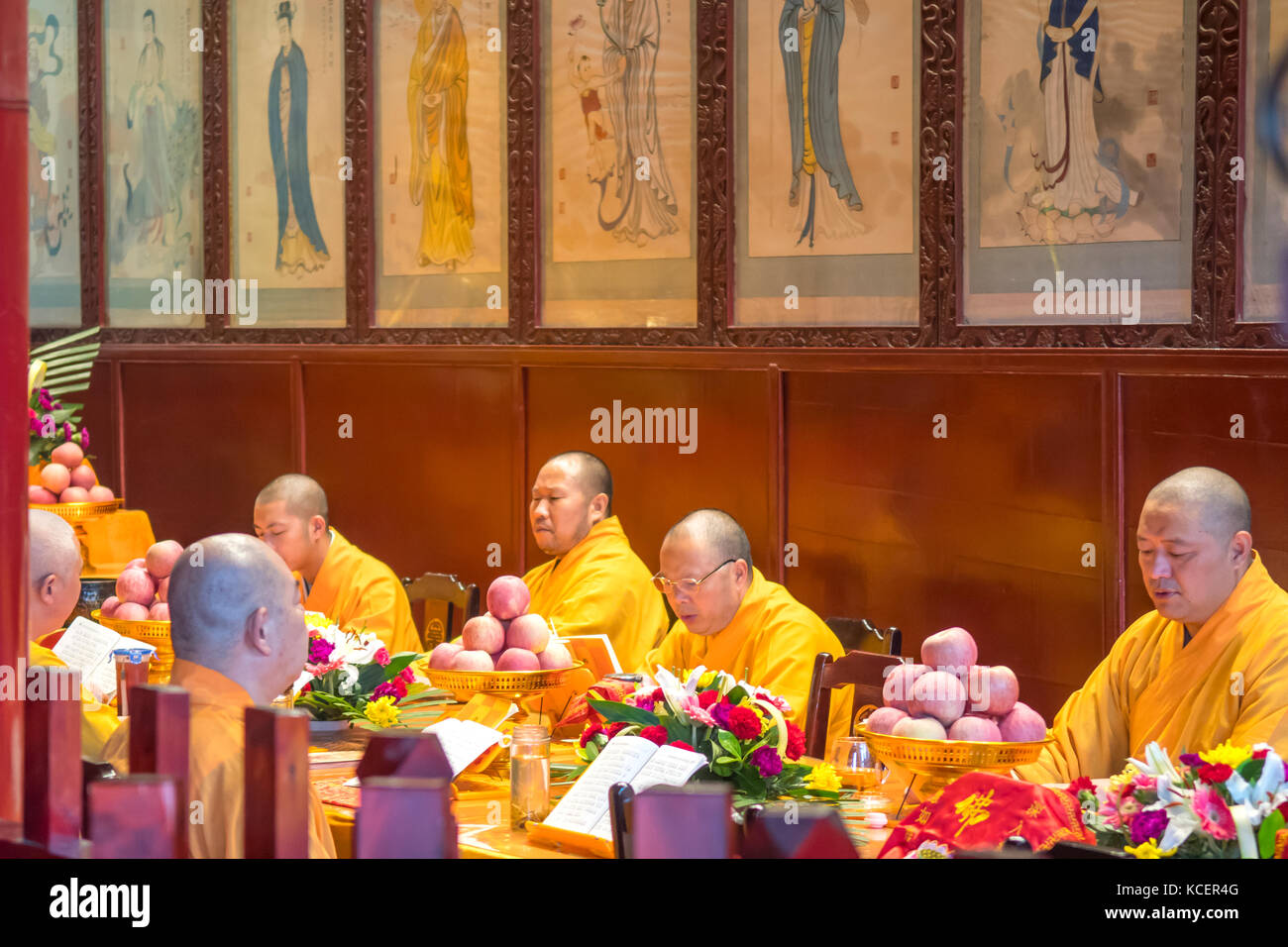 La réunion de prière des moines au temple wannian, le mont Emei, Sichuan, Chine Banque D'Images