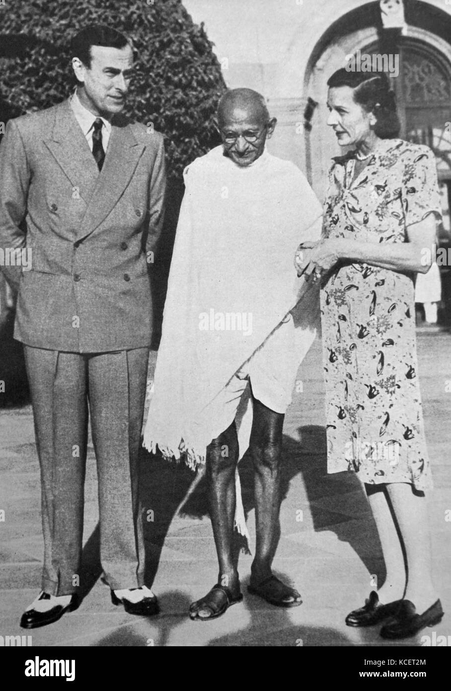 Mohandas Karamchand Gandhi, avec la vice-roi, Lord Mountbatten et Lady Edwina Mountbatten, après l'indépendance en 1947. Gandhi (2 octobre 1869 - 30 janvier 1948), était le principal leader de l'indépendance de l'Inde en mouvement a décidé de l'Inde. Banque D'Images