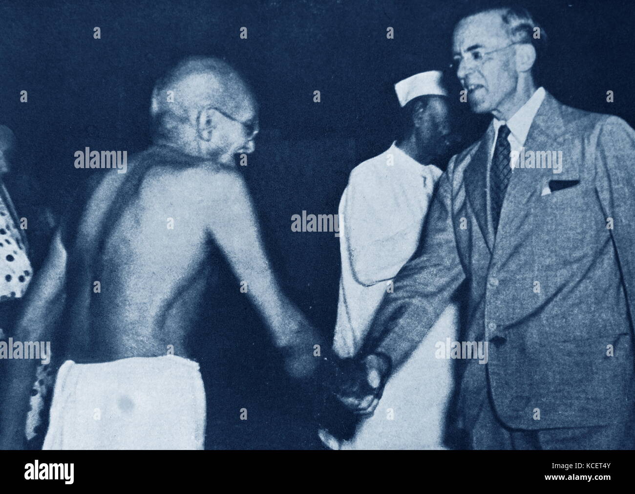 Mohandas Karamchand Gandhi rencontre Secrétaire britannique aux Colonies, Sir Richard Stafford Cripps, (1889 -1952) en Inde, 1946. Gandhi (2 octobre 1869 - 30 janvier 1948), était le principal leader de l'indépendance de l'Inde en mouvement a décidé de l'Inde Banque D'Images