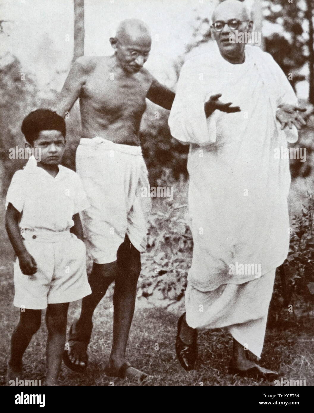 Visites Gandhi Sarat Chandra Bose (1889 - 1950) avocat et militant de l'indépendance de l'Inde. Il était le fils d'Janakinath Bose et frère aîné de Subhas Chandra Bose. Banque D'Images