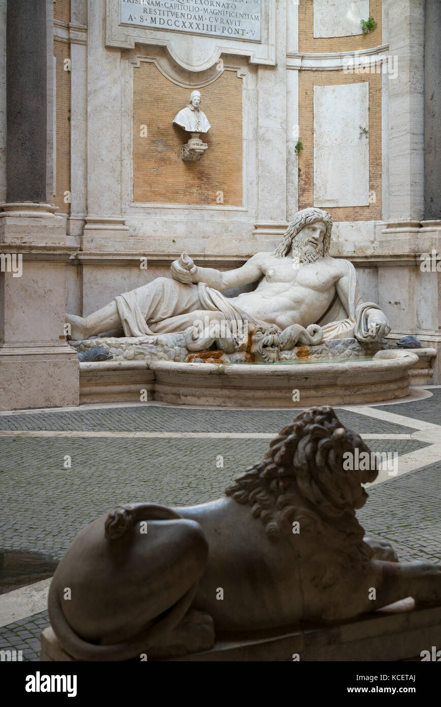 Rome. L'Italie. Statue colossale restaurée comme le fleuve dieu Oceanus, aka Marforio, 1er siècle après J.-C. dans la cour du Palazzo dei Conservatori, Banque D'Images