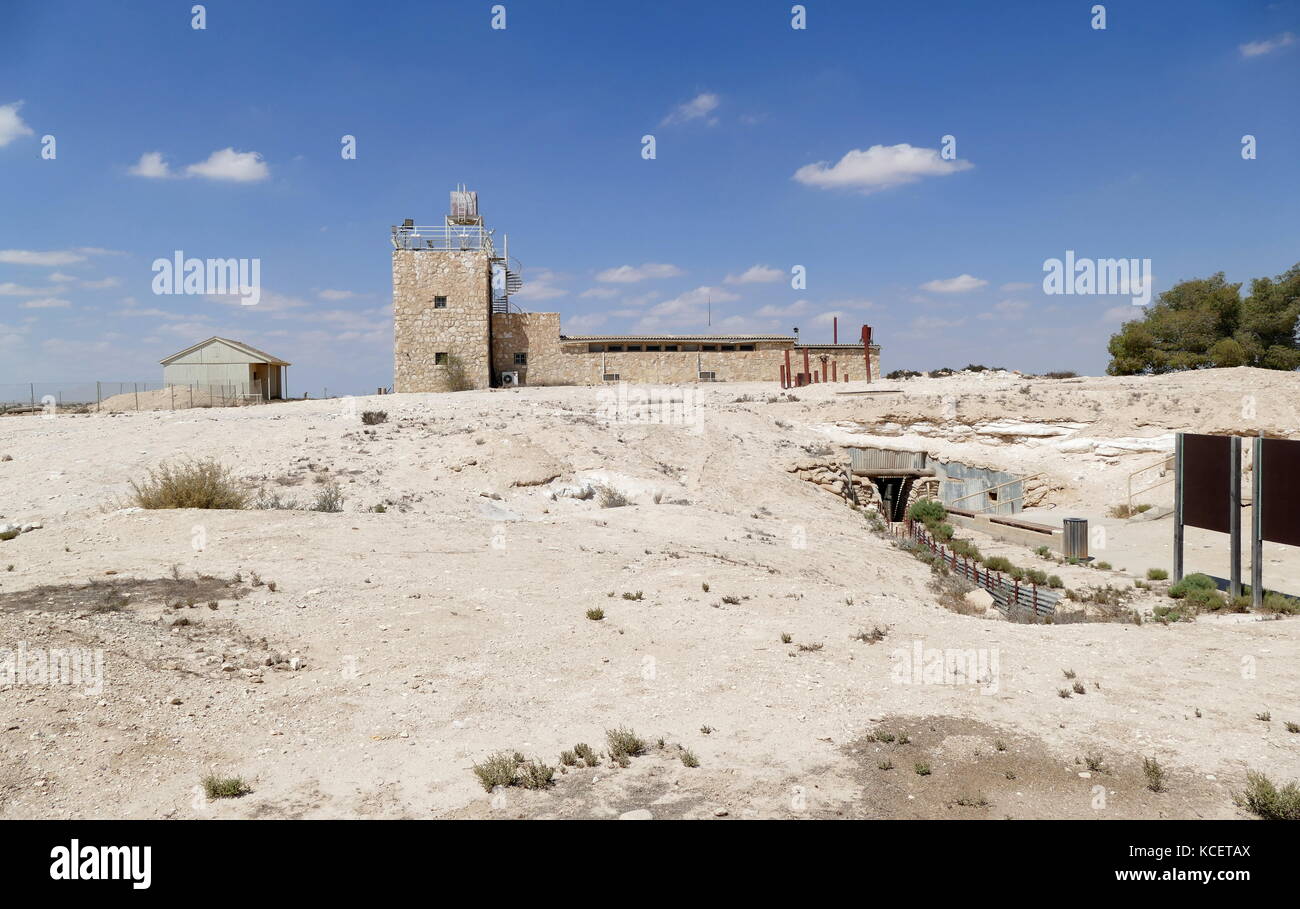 Mizpe Revivim Forteresse, dans le kibboutz Revivim dans le désert du Néguev, dans le sud d'Israël. La communauté a été fondée en 1943 comme l'un des trois points, et a été initialement nommé Téléphone HaTzofim. Au cours de la guerre israélo-arabe de 1948, Revivim est tombé derrière les lignes égyptiennes pendant plusieurs mois. Les membres du kibboutz vivaient dans des abris souterrains, et reçu des vivres par avion et les convois qui couraient dans les lignes de bataille égyptien. Banque D'Images