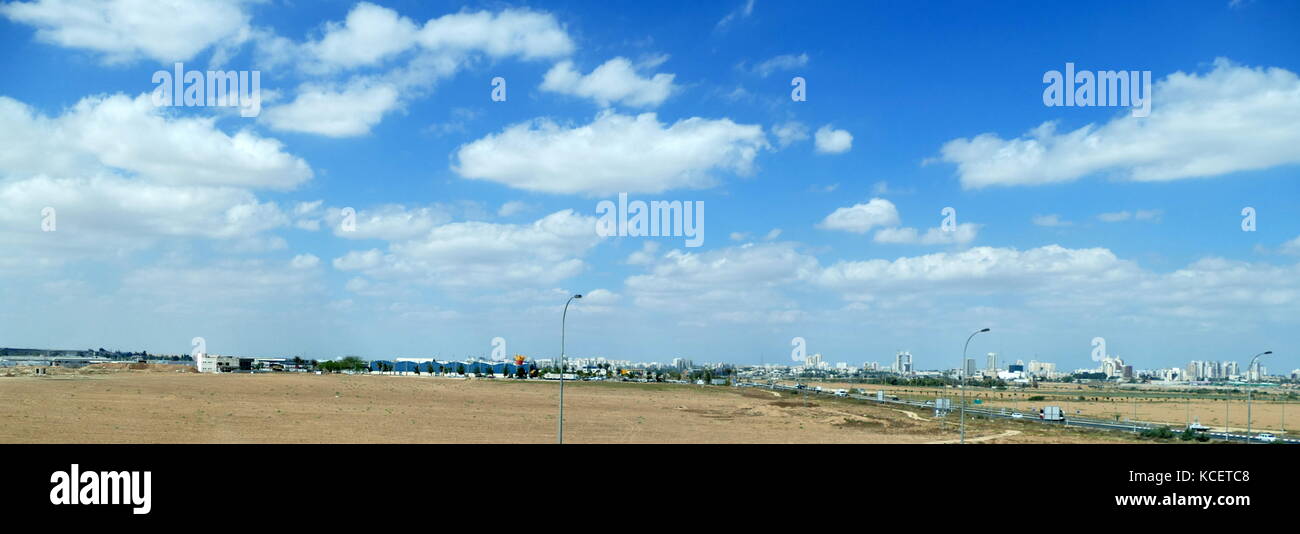 L'horizon de la ville de Beer-sheva dans le désert du Néguev dans le sud de l'Israël Banque D'Images