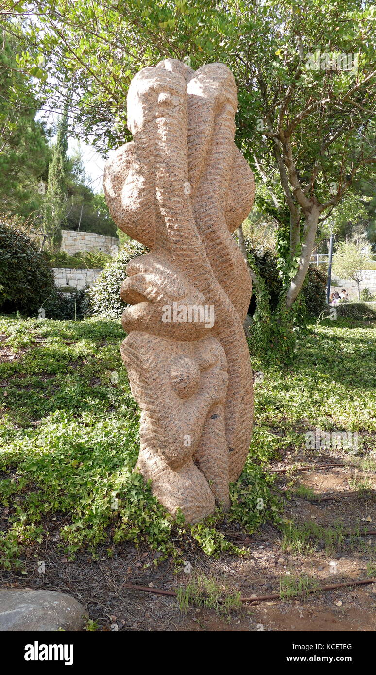 Sculpture en granit rouge par Shlomo Selinger, commémorant l'Inconnu juste parmi les nations à Yad Vashem Holocaust Museum, Jérusalem, Israël Banque D'Images