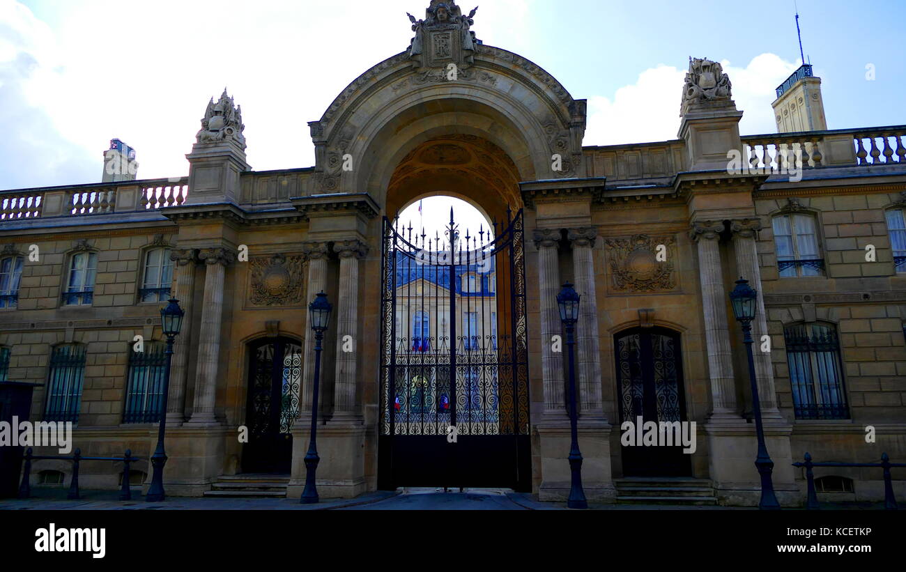 L'Élysée Palace (Palais de l'Élysée) a été la résidence officielle du Président de la République française depuis 1848. Datant du début du 18e siècle, il comprend le bureau du Président et le lieu de réunion du Conseil des ministres. Il est situé près des Champs-Élysées, dans le 8ème arrondissement de Paris Banque D'Images L'Élysée Palace (Palais de l'Élysée) a été la résidence officielle du Président de la République française depuis 1848. Datant du début du 18e siècle, il comprend le bureau du Président et le lieu de réunion du Conseil des ministres. Il est situé près des Champs-Élysées, dans le 8ème arrondissement de Paris Banque D'Images