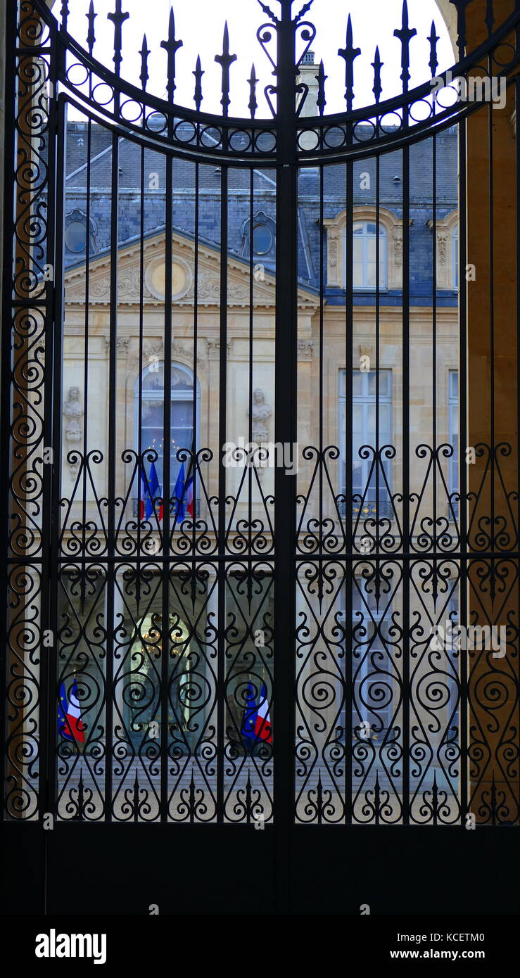 L'Élysée Palace (Palais de l'Élysée) a été la résidence officielle du Président de la République française depuis 1848. Datant du début du 18e siècle, il comprend le bureau du Président et le lieu de réunion du Conseil des ministres. Il est situé près des Champs-Élysées, dans le 8ème arrondissement de Paris Banque D'Images L'Élysée Palace (Palais de l'Élysée) a été la résidence officielle du Président de la République française depuis 1848. Datant du début du 18e siècle, il comprend le bureau du Président et le lieu de réunion du Conseil des ministres. Il est situé près des Champs-Élysées, dans le 8ème arrondissement de Paris Banque D'Images