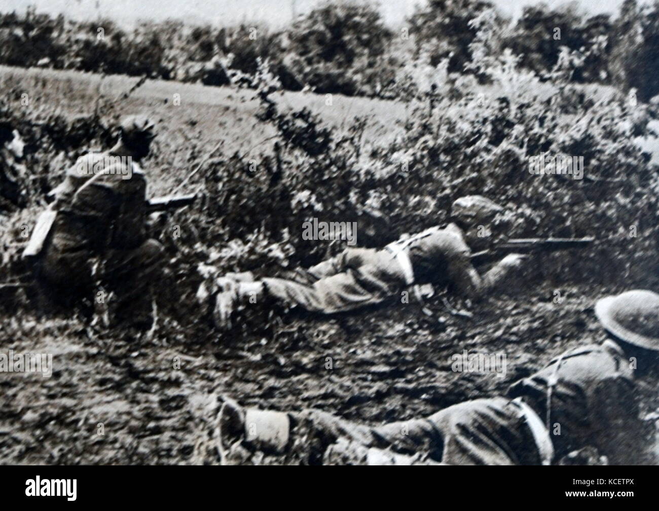 Les forces du Gouvernement grec d'une attaque d'armes communistes au cours de la guerre civile grecque. La guerre s'est déroulée en Grèce de 1946 à 1949 entre le gouvernement grec, l'armée et l'Armée démocratique de Grèce. Les combats ont fait de la défaite des insurgés communistes par les forces gouvernementales Banque D'Images