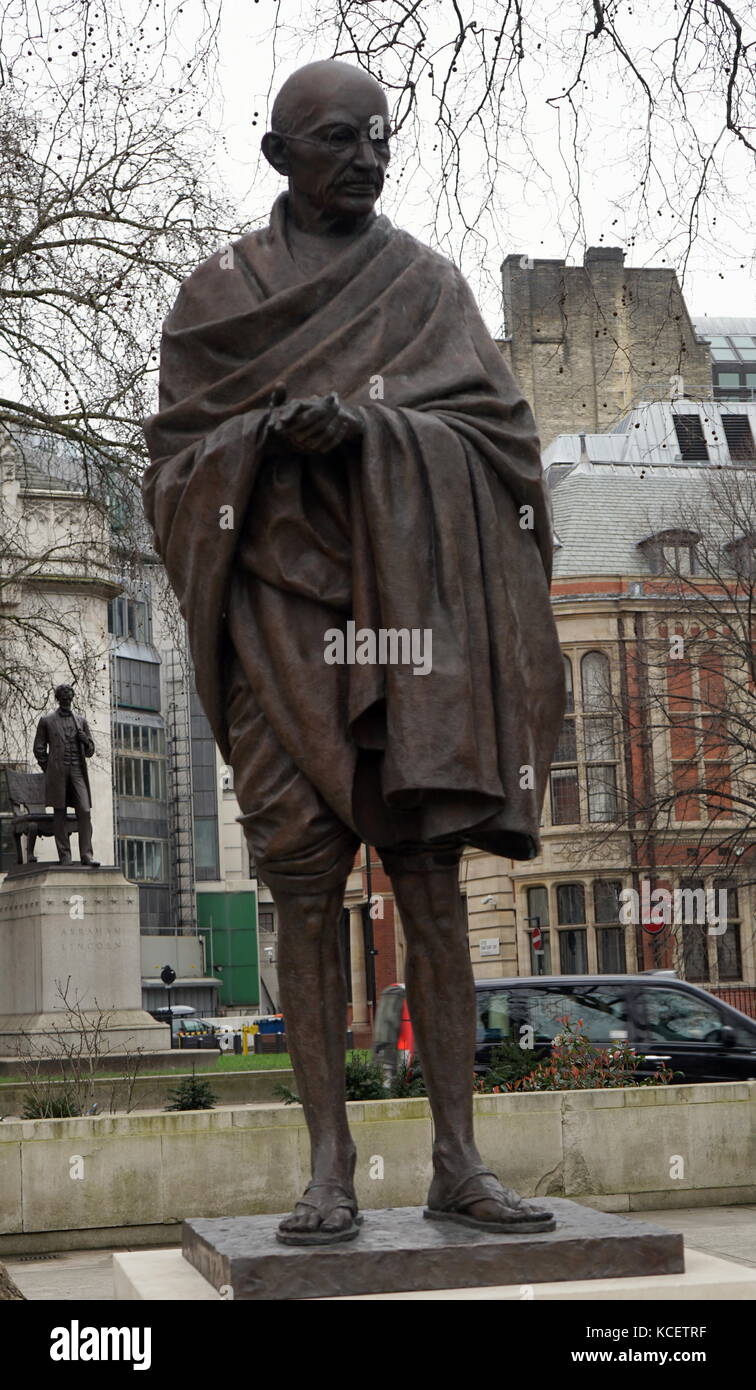 La statue du Mahatma Gandhi dans Parliament Square, Westminster, Londres, est une œuvre du sculpteur Philip Jackson Banque D'Images