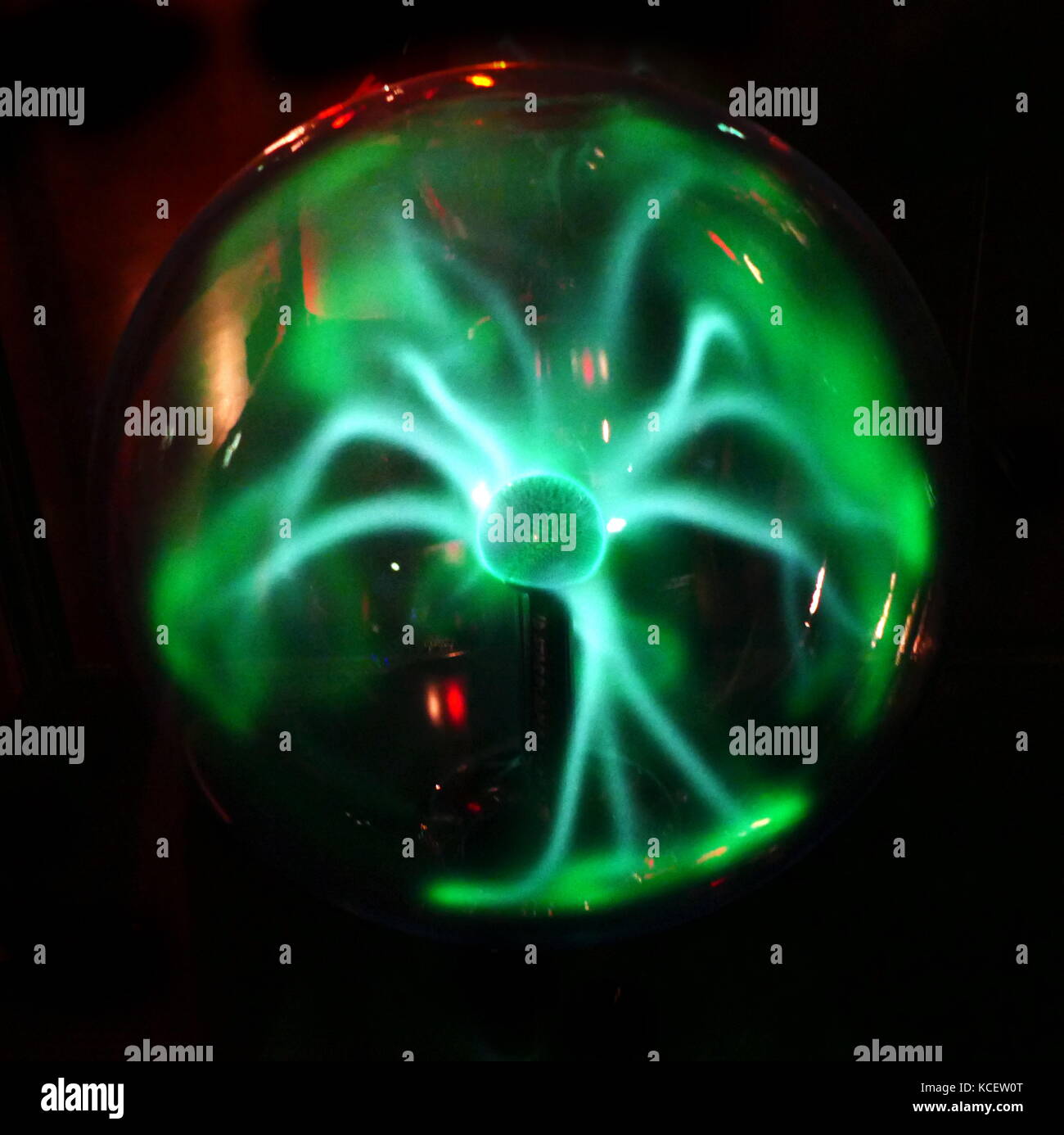 Un plasma globe ou de plasma (également appelé boule de plasma, Dome, sphere, tube ou orb, en fonction de la forme) est (habituellement) une sphère de verre transparent rempli d'un mélange de différents gaz rares avec une électrode à haute tension dans le centre de la sphère. Filaments de plasma s'étendre de l'électrode intérieure jusqu'à l'extérieur de l'isolateur en verre, donnant l'apparence de plusieurs poutres constante de lumière colorée. La lampe plasma a été inventée par Nikola Tesla. Banque D'Images