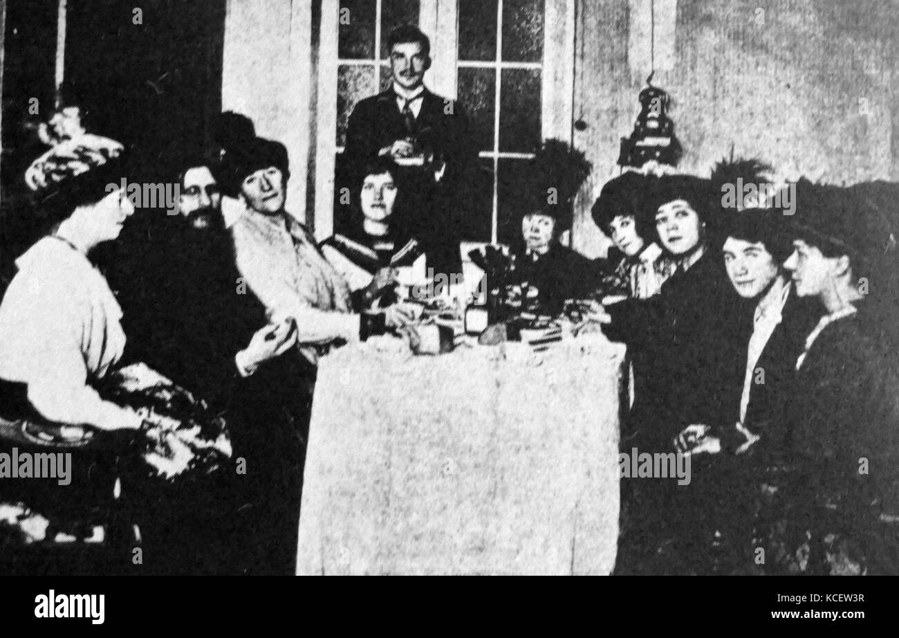 Gregory Raspoutine avec sa fille Maria (en face de l'homme debout) rencontre avec femme d'admirateurs à St Petersburg, Russie 1915. Grigori Efimovitch Raspoutine (1869 - 1916) était un paysan russe, foi mystique guérisseur, et ami de confiance de la famille de Nicolas II, le dernier Tsar de Russie. Il est devenu une figure influente de Saint-Pétersbourg, en particulier après août 1915, quand Nicholas a pris le commandement de l'armée de combats pendant la Première Guerre mondiale. conseille son épouse Alexandra Feodorovna Banque D'Images