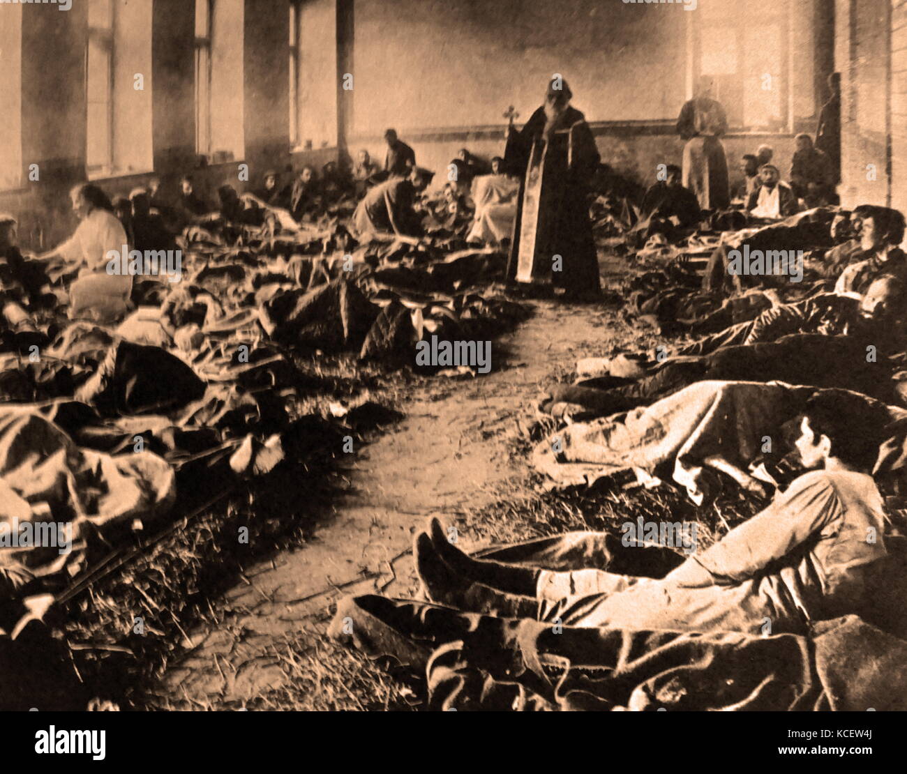 Prêtre orthodoxe russe bénit des soldats russes blessés dans un hôpital de fortune pendant la première guerre mondiale 1915 Banque D'Images